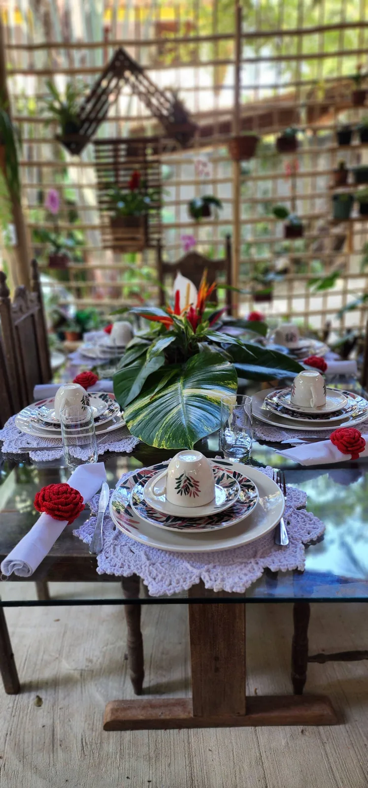 Mesa posta para café da manhã no espaço gourmet da Casa da Lau em Trancoso, Bahia