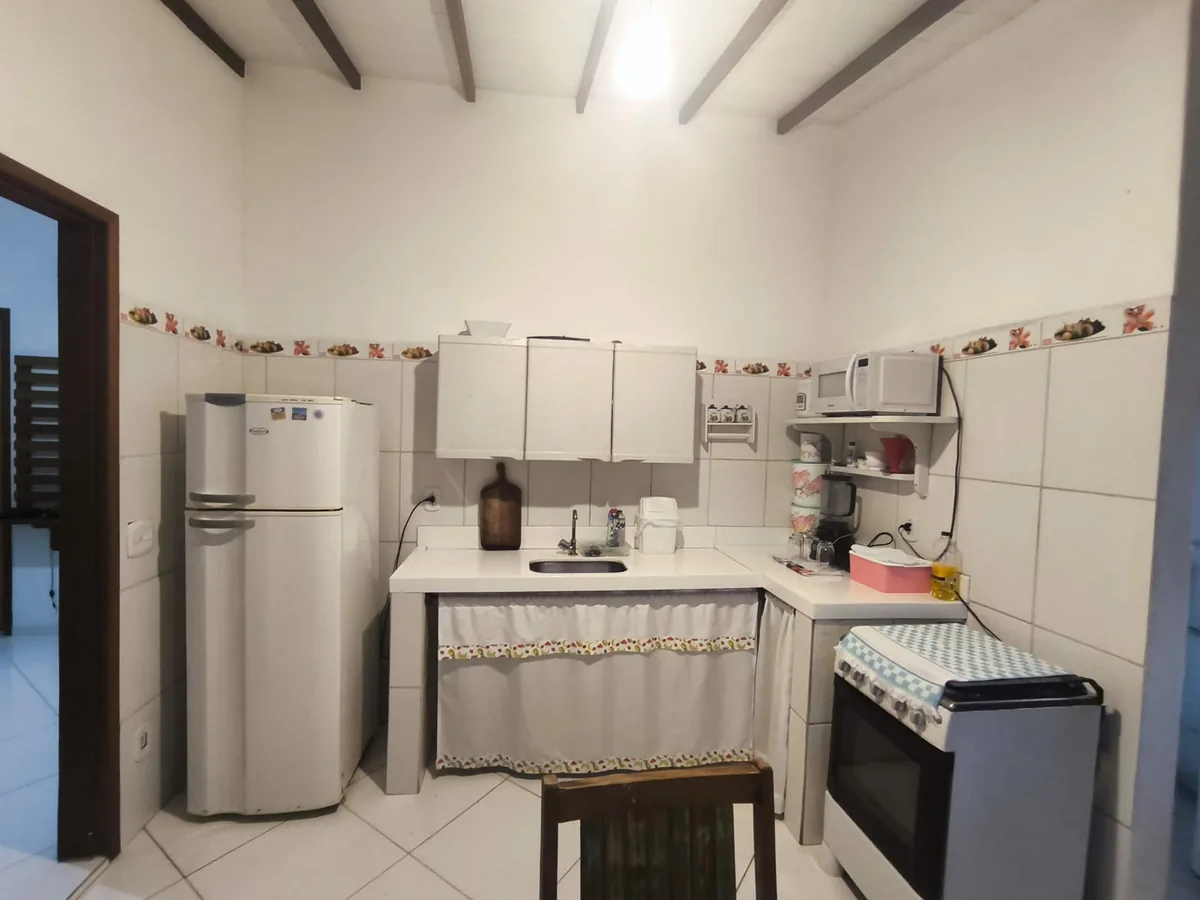 Cozinha totalmente equipada da hospedagem em Trancoso BA com geladeira, micro-ondas e armários